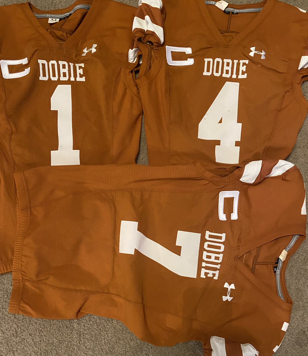 DobieLonghornFB's tweet photo. @NigelDionHill @jalenbaldwin9 @_lxckytwelve_CJ @sack_attack45 @EvanJordan74 will wear the “C” on their chest as the 2022 Dobie Longhorn Team Captains. South Belt Pride. Congratulations to these student-athletes. https://t.co/01SLLbxNxz