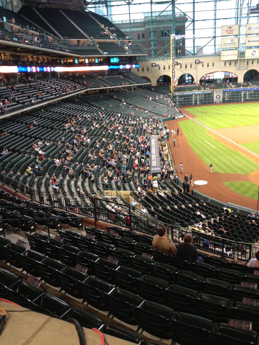 9hammertime's tweet photo. The photo ⁦@tteberry⁩ was referencing. It was September 2013 at 7:05 pm when this photo was taken. 5 min before first pitch. https://t.co/pTkJyEWXhd