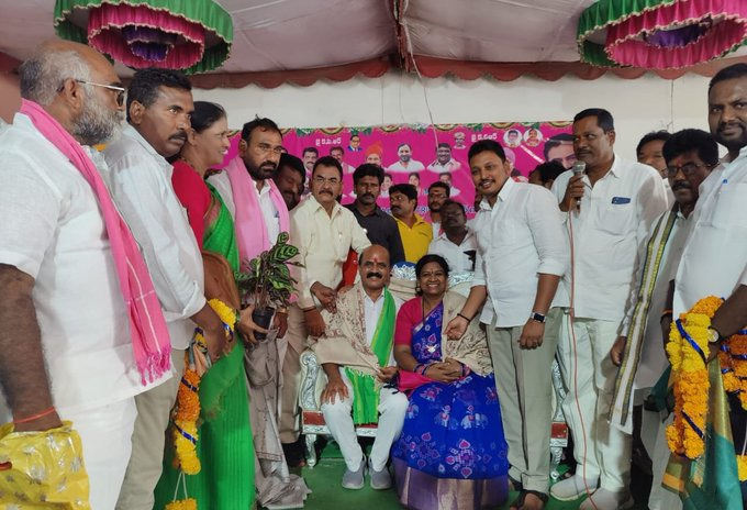 sivasurya00's tweet photo. గిరిజన అభివృద్ధి సహకార చైర్మన్ ఇస్లావత్ రామచంద్ నాయక్ గారిని ఘనంగా సన్మానించిన నాగార్జునసాగర్ MLA నోముల భగత్ కుమార్ @BagathNomula 

#TRICOR

@KTRTRS @jagadishTRS @sagar_trs @BTR_KTR https://t.co/F5MgttIyVB