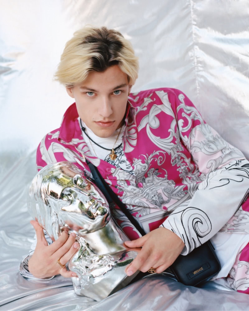 thefashionisto's tweet photo. #JakeBongiovi &amp; #AdamuBulus Star in #Versace Campaign #FW22 https://t.co/RMPdNzJeLv https://t.co/lWD8zVAiVF
