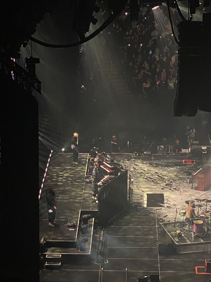 happilyemily's tweet photo. Wow didn’t know @dnlgrghty played for @twentyonepilots…. I see you 👀👀 #madisonsquaregarden #icytour #thisainthollywood https://t.co/WFADpn6Y9D