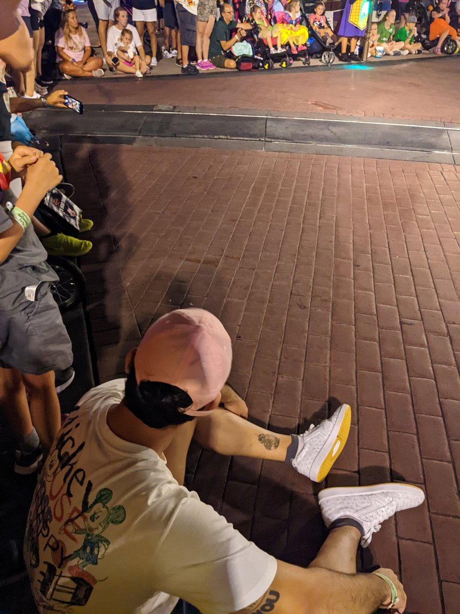 When everyone is behind the line except the person in front of you....#mickeynotsoscary <a href="/DisneyFoodBlog/">Disney Food Blog</a> <a href="/DisneyParks/">Disney Parks</a> <a href="/WaltDisneyCo/">The Walt Disney Company</a> #inconsiderate