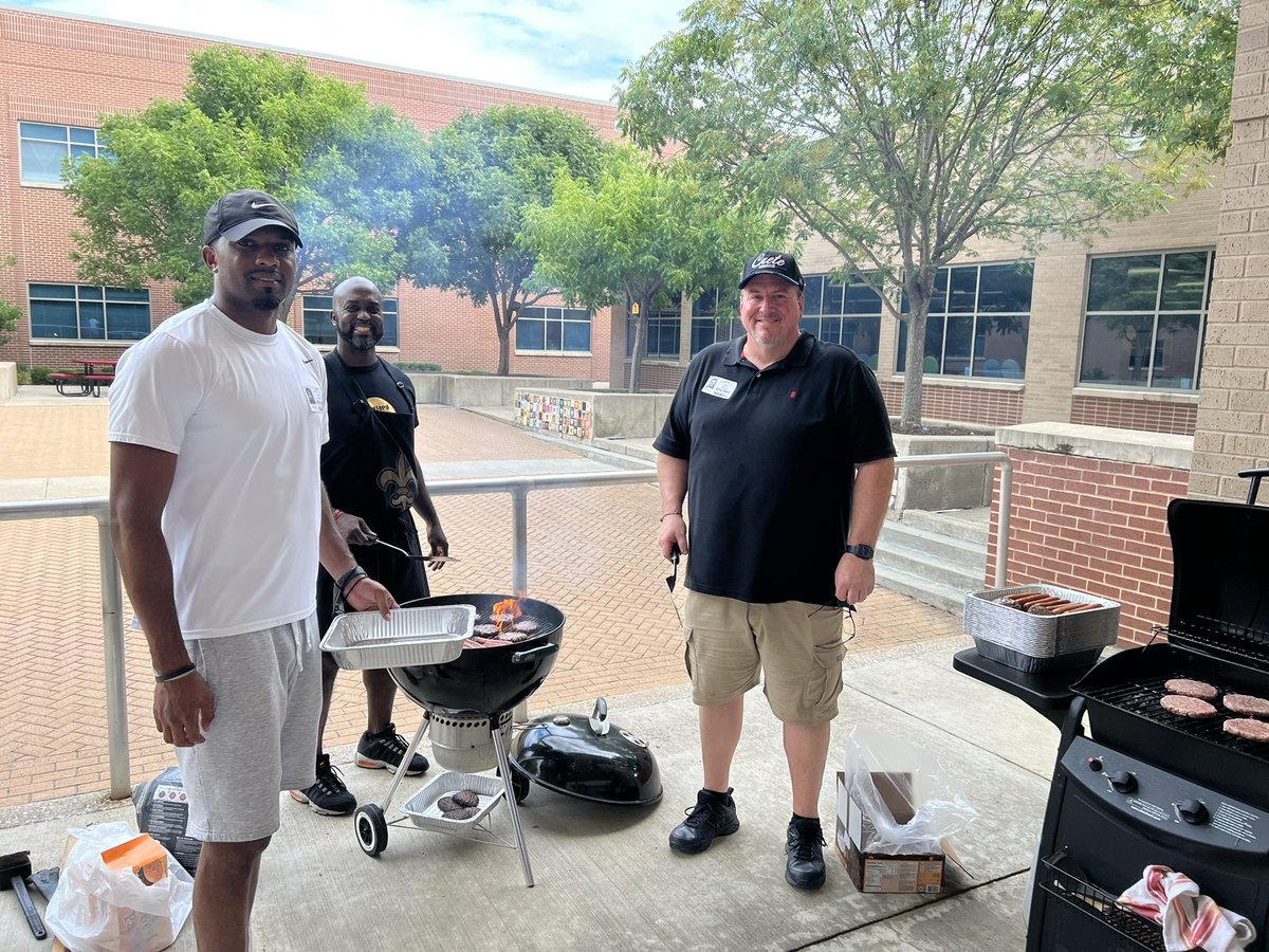 StaffordSpartn's tweet photo. Amazing hamburger cookout for the win before Meet the Teacher! Thank you @StaffordSpartn PTA! Our teachers appreciate you! https://t.co/wPh1dotBfH
