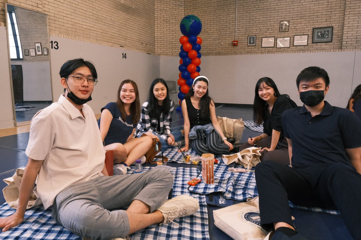 isss_penn's tweet photo. Grateful for seeing new international students meet each other, enjoy food and games at the welcome picnic! And thank you, president Magill, for coming to meet international students and members of ISSS, and to make the Penn international community a more welcoming and warm place https://t.co/1lAL9d8YHm