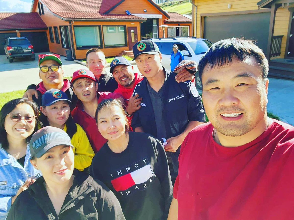 "Бүрэн Монгол" төслийн эхний ажил Баруун 8 аймагт амжилттай зохион байгуулагдлаа .Найман  сайхан залуу гэр бүлд өргөө цагаан гэр иж бүрэн тавилгатай өгөөд зогсохгүй ажлын байр ,  амьдрах хашааг газартай нь шийдүүлээд явж байгаадаа сэтгэл хангалуун байна.