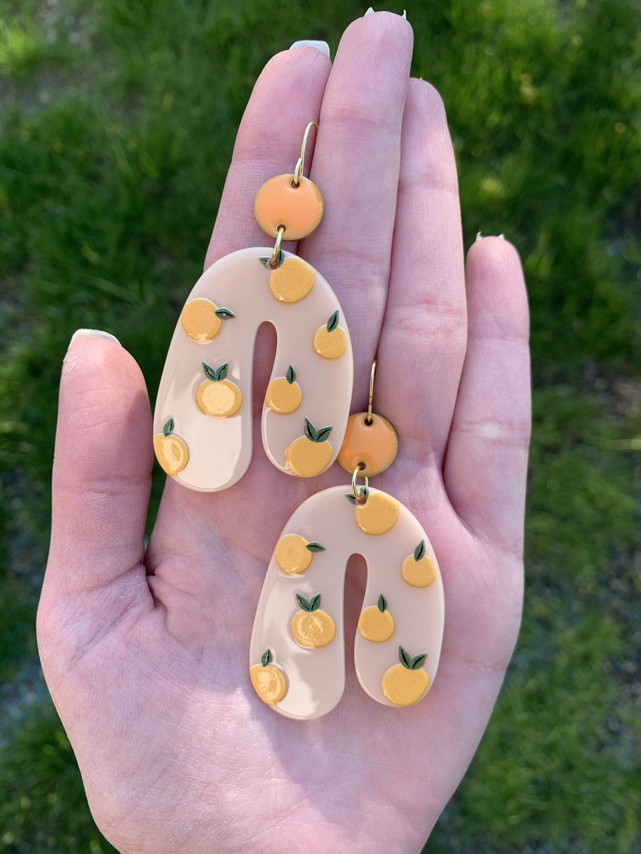 🍊🌿These funky orange earrings are finally back in stock! Shop link in bio🌿🍊