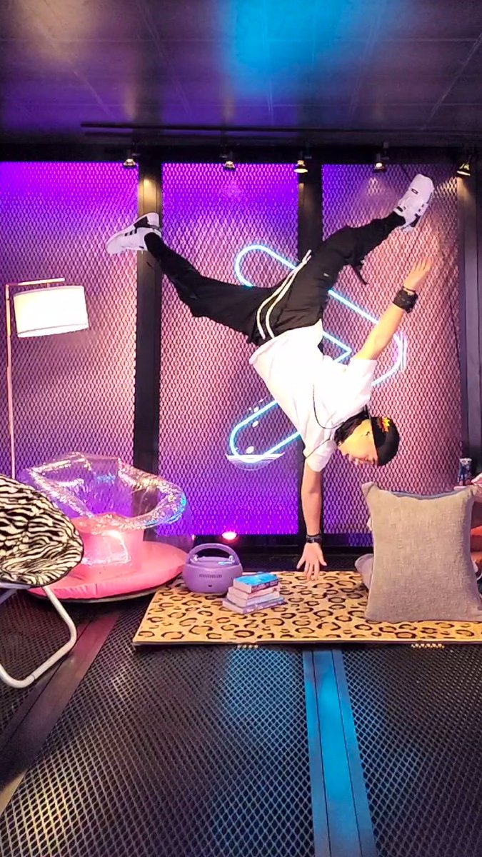 I'm still on here! What should I post on Twitter??