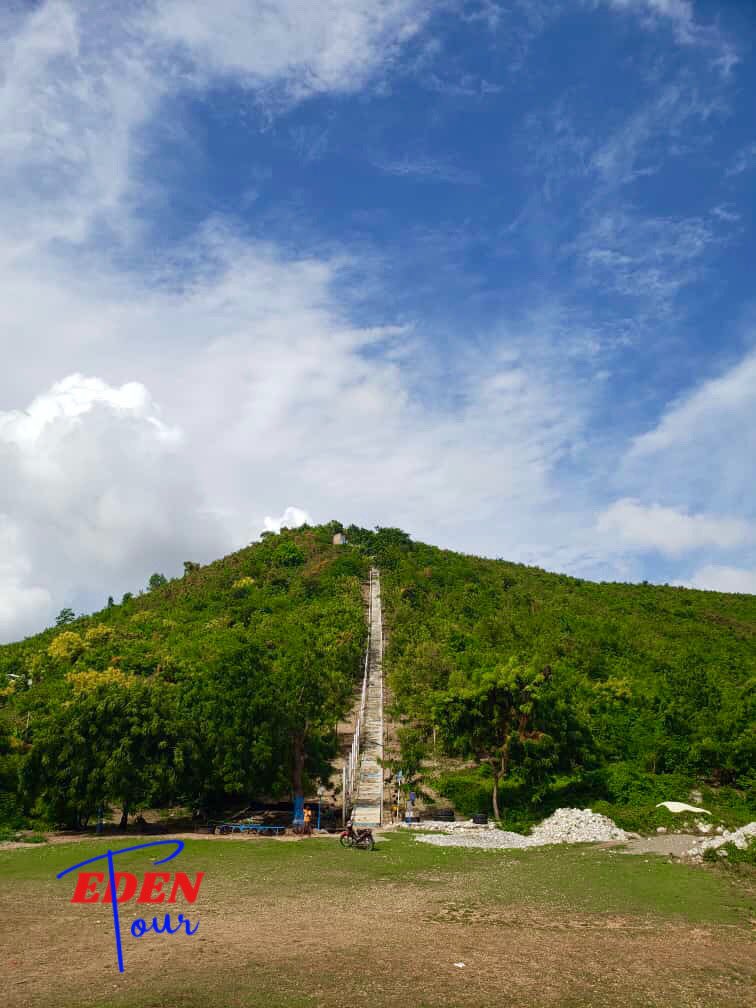 team_ave2_0's tweet photo. 📍: Côteaux, Sud, Haiti 🇭🇹 
Construit en l’an 2000, le Sanctuaire des Coteaux est devenu un site incontournable. Les 500 marches s’apparentent à une montée au Ciel en escalier. Une fois au sommet du paradis, il est possible de profiter du beau paysage et de l’air frais... https://t.co/lgvEzgVJAA