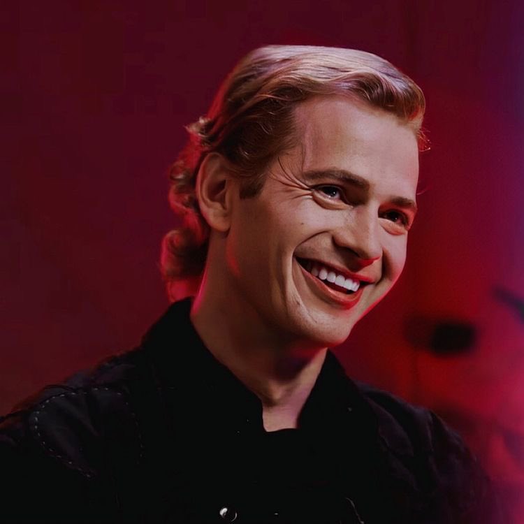 vadersanakin's tweet photo. hayden christensen literally made our whole year https://t.co/b9iE4V3UFB