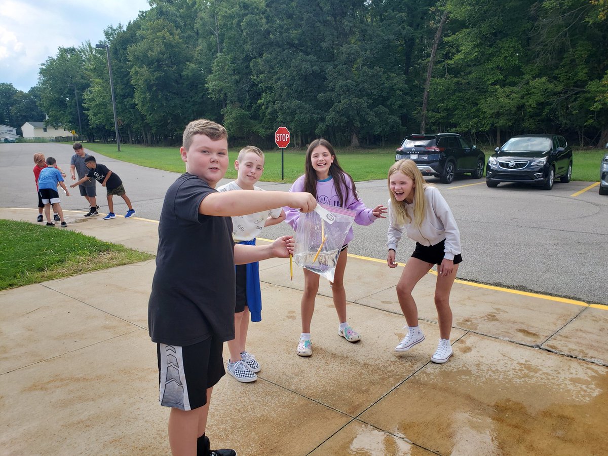 BCSspiker's tweet photo. Is it magic or is it science? The water doesn't leak out of a plastic bag when you stab a pencil through a bag! #polymers @BCSDMemorial @MannKati https://t.co/kwoiE4UzTs