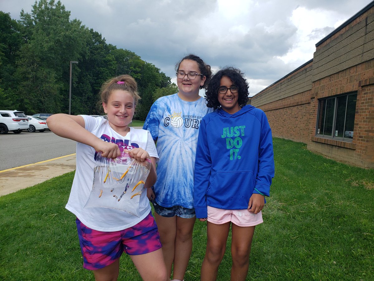 BCSspiker's tweet photo. Is it magic or is it science? The water doesn't leak out of a plastic bag when you stab a pencil through a bag! #polymers @BCSDMemorial @MannKati https://t.co/kwoiE4UzTs