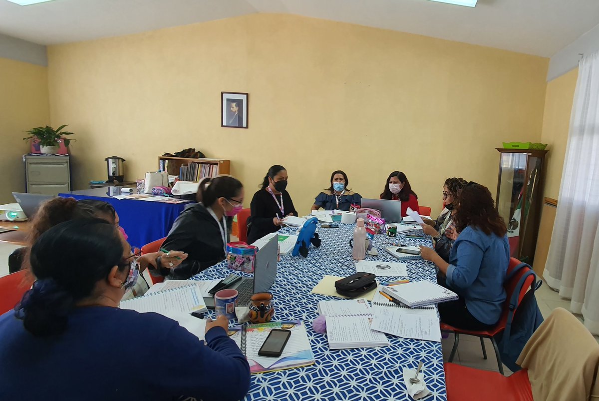 2706Laura's tweet photo. Las docentes del JN José María Velasco CCT 15EJN3885R observa propósitos de la Estrategia Curricular en Igualdad de Género y algunos materiales que se emplearan en este Ciclo Escolar #CTE #IgualdadDeGéneroEdoméx @TinocoGRogelio @geramonro05 @SEB_Edomex https://t.co/27PVxvvDaM https://t.co/pZ5rhg5Kv2