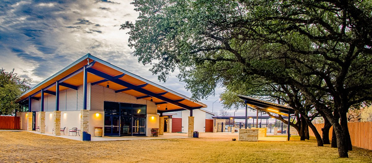 VisitEarlyTexas's tweet image. Did you know that when you rent the #EVEC, it includes our backyard area?

You can set up the different games we provide, enjoy the beautiful Fall weather we are slowly getting &amp;amp; even watch a movie on our outside projector 🎥Dates are filling up call at 325-649-9300 today!
#event