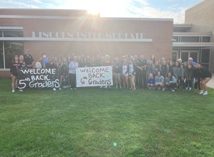 Lincoln_MCCSD's tweet photo. It was all smiles today for Lincoln students and staff as community members helped us welcome back our scholars! GREAT FIRST DAY! #LincolnTogether https://t.co/BDcolxoQfu