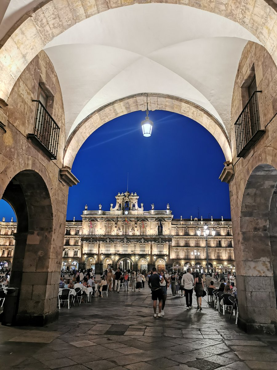 EnsalFormacion's tweet photo. “Ya cae la tarde y el sol se esconde en la Plaza Mayor de #Salamanca un día más ha terminado y nos deja muchas experiencias valiosas. La vida avanza y sólo debemos mirar hacia adelante con actitud positiva" 🌐 https://t.co/r7Bgxnqrc4
#ENSAL #Oposiciones #Masters #MastersMBA #MBA https://t.co/PBmqtYlJ6v