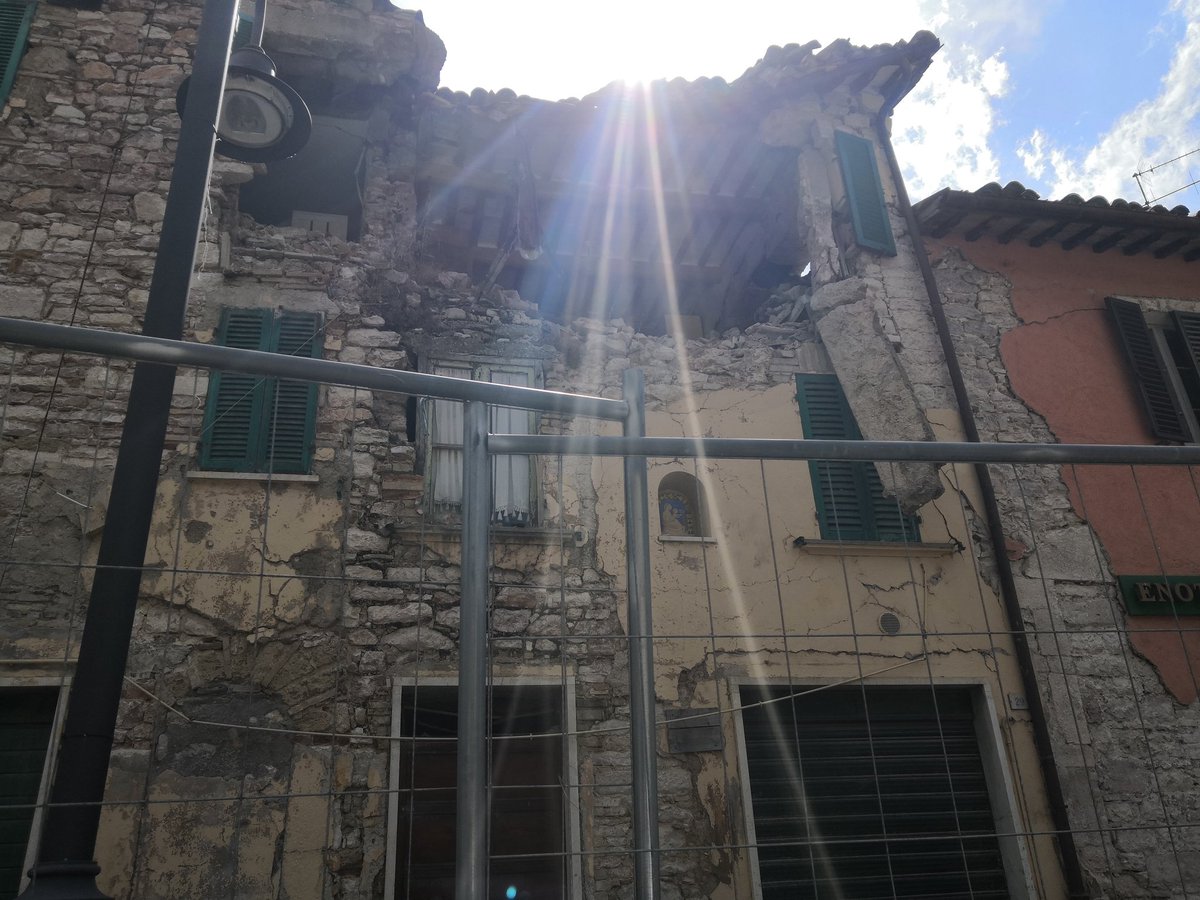 Se voi politici inizierete a rompe li cojoni con 'in ricordo delle vittime del #terremoto' giuro che ve sputo in un occhio appena ve incontro. Dopo 6 anni alcuni vivono ancora nei prefabbricati e ci sono ancora macerie in giro. Ci avete completamente dimenticati. #24Agosto2016