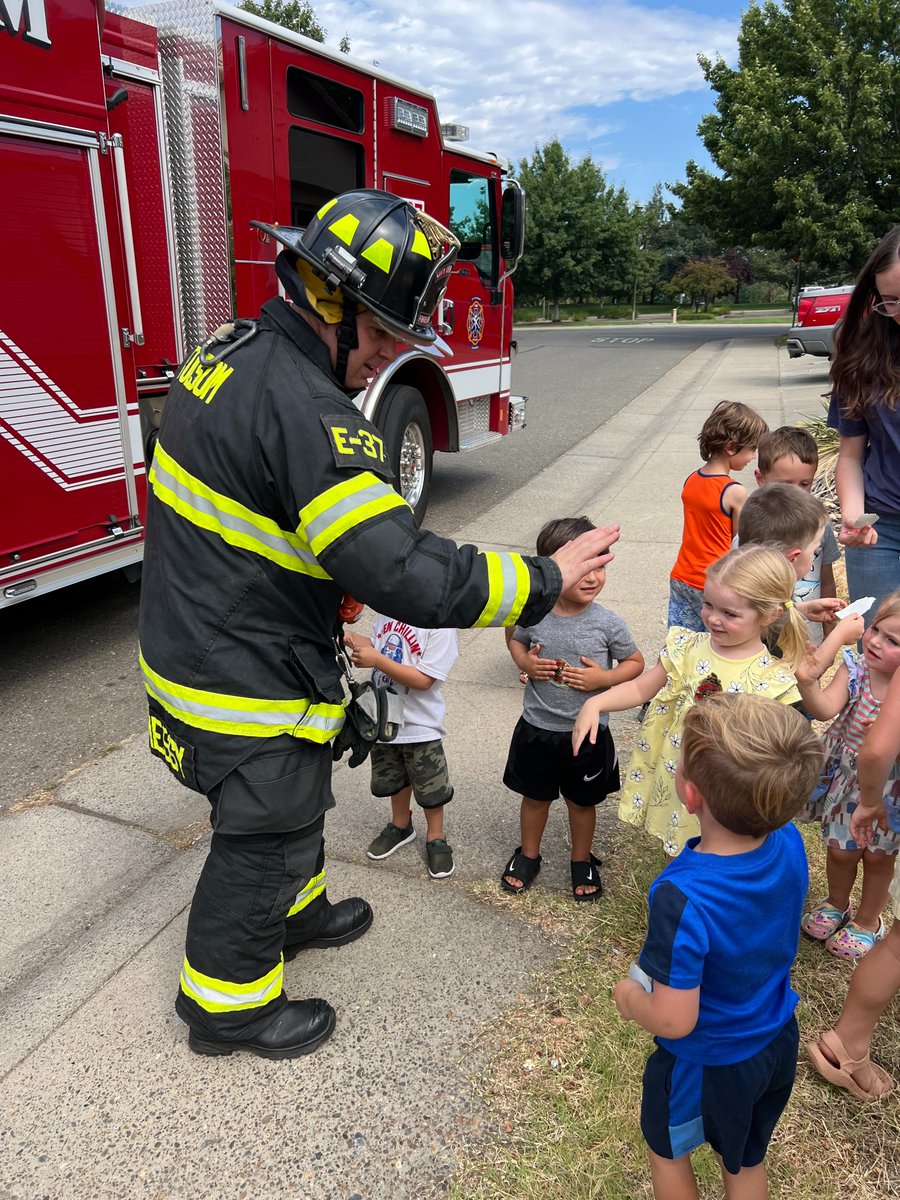 Last week, Engine 37 stopped by Miss Jenny's Sprout Academy to teach the students about fire safety.🚒
