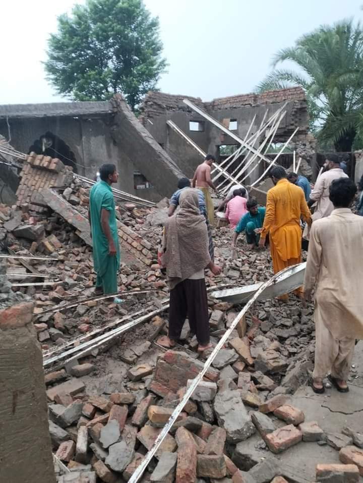 NaseerGopang's tweet photo. "وزیرستان آپریشن" متاثر کراچی منتقل ہوسکتے ہیں تو پھر سندھ کے برسات متاثر کیوں نہیں۔؟ سندھ گورنمنٹ برسات متاثرین کی فوری کراچی منتقلی کے بندوبست کرے۔
@BBhuttoZardari @BakhtawarBZ @NoorulHudaShah @ShamaJunejo @HamidMirPAK @TalatHussain12 @nmemon2004  @MuradAliShahPPP @sardarshah1 https://t.co/t1wm0Y2f4h