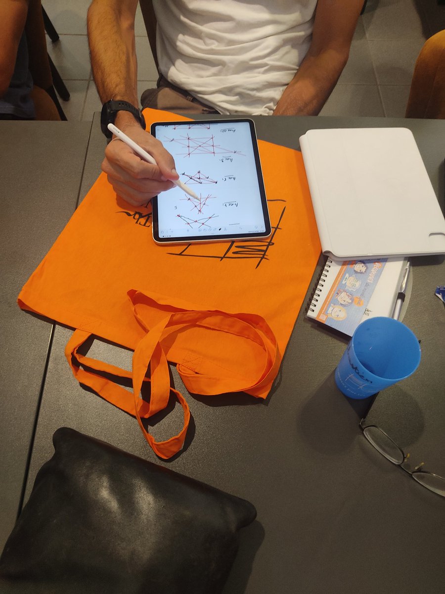 MAThenJEANS's tweet photo. Qui dit Université d'été dit "MATh.en.JEANS : grandeur nature" ! Le principe ? Nos bénévoles passent du côté des élèves avec des sujets de recherches inédits ! https://t.co/MLML76vorP