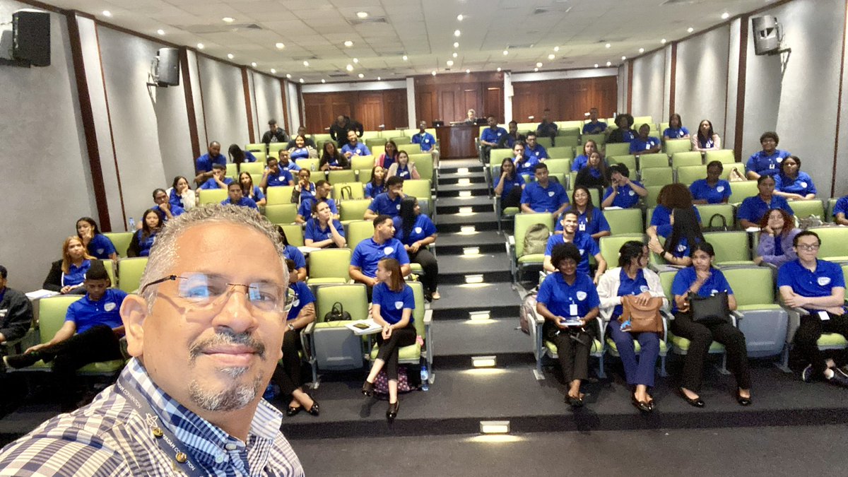 jlorenzoc's tweet photo. 🛃 80 jóvenes que participan en la 5ta temporada del Programa de #PasantíaDGA, y conocen sobre las #AduanasVerdesRD y los Acuerdos Multilaterales Medio Ambientales (#AMUMA). #AduanasRD. En ellos recaen las esperanza del mañana de un Comercio más justo, sostenido y sustentable. https://t.co/NANJ0BHxcq