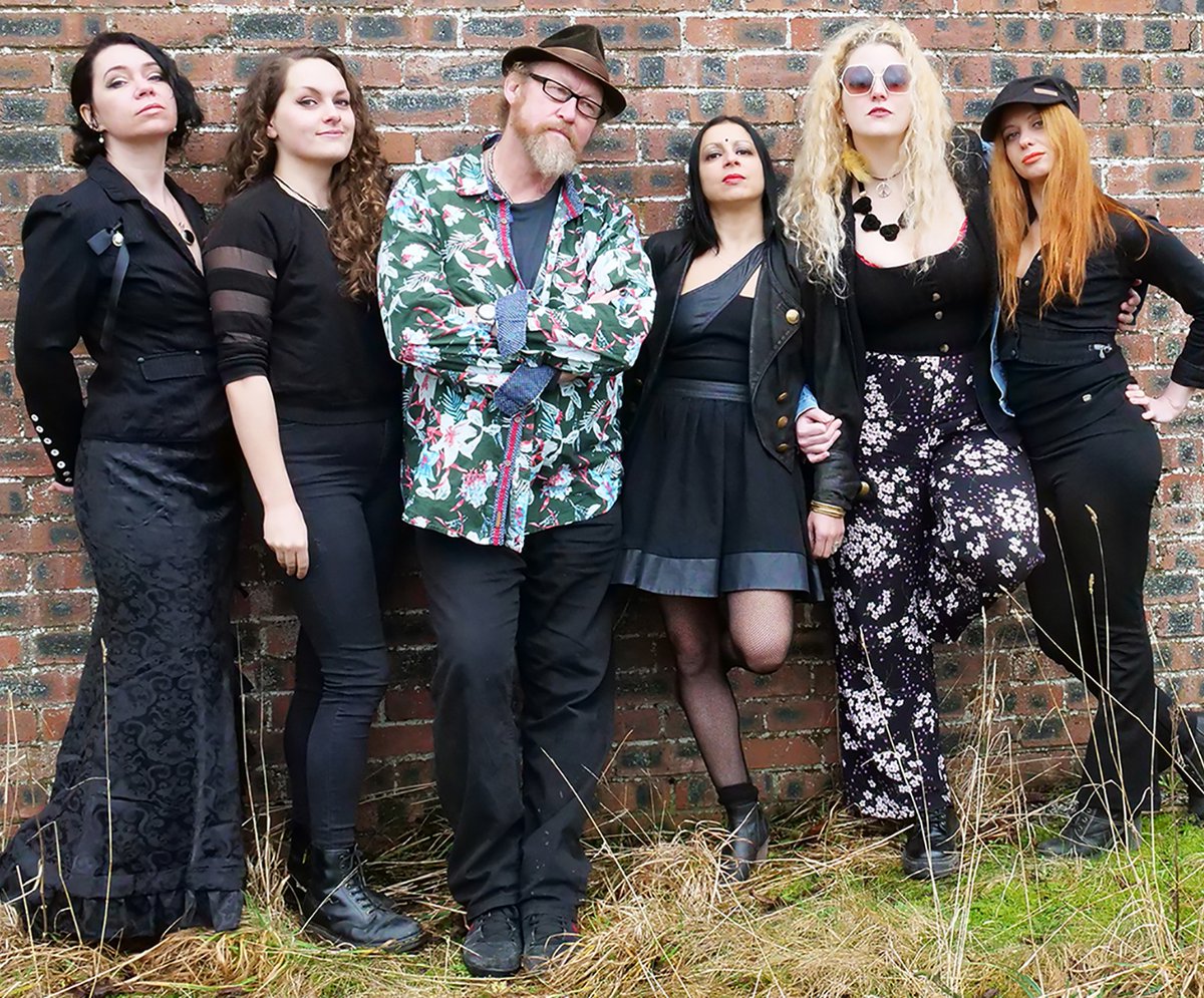 💫 Fancy a late night of genre-defying prog from EBB followed by the the big beats, spacey synths, and dexterous playing of Yoko Pwno Mobile Disco?
💫 Join us for our Tinderbox Lates: EBB + Yoko Pwno Mobile Disco tomorrow night at 11pm-12.30am!

👉 citizenticket.co.uk/events/pianodr…