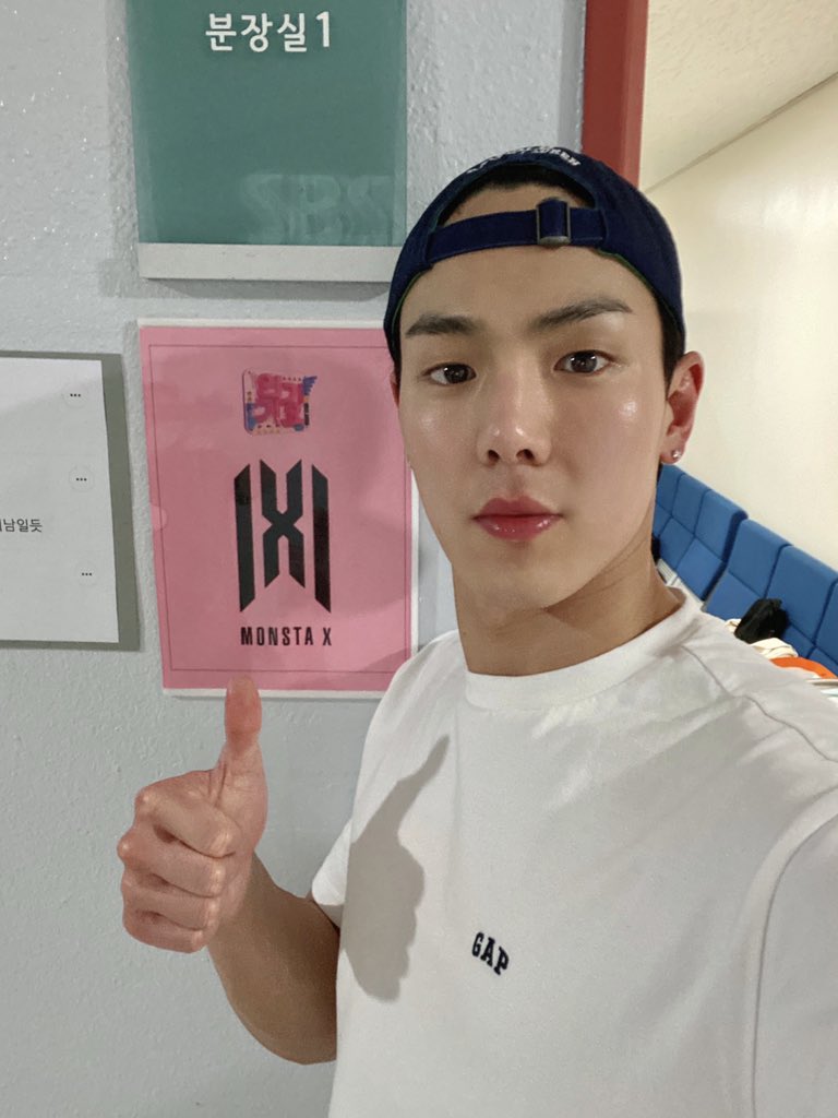 himshownu's tweet photo. [#SHOWNU] Vieron bien el stage de Inkigayo??  Lo vi con mis ojos ¡¡Fue asombroso!! https://t.co/5JRtKBCT5e