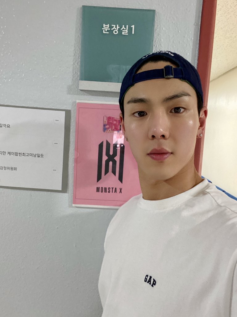 himshownu's tweet photo. [#SHOWNU] Vieron bien el stage de Inkigayo??  Lo vi con mis ojos ¡¡Fue asombroso!! https://t.co/5JRtKBCT5e