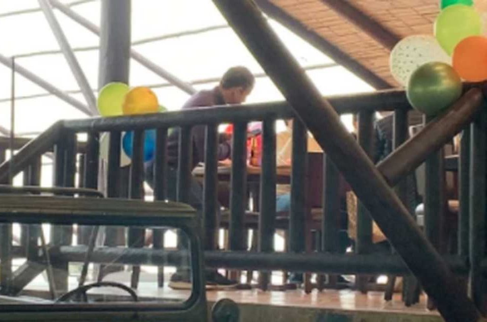 ElRoRodry's tweet photo. Andrés Felipe Arias celebrando en un restaurante de la ciudad, que le dieron casa por cárcel... https://t.co/WSpQlF4rHY