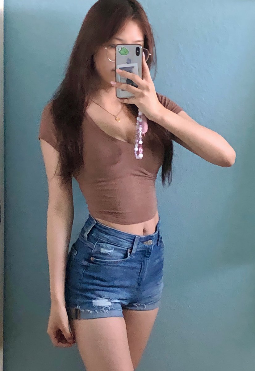 BasiilLeaf's tweet photo. outfit today 🤍🐰 https://t.co/IE4PDB4YZa
