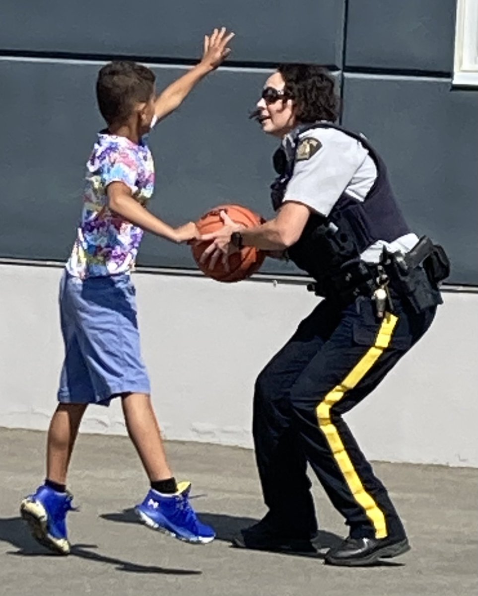 RoadSafetyIngy's tweet photo. ⁦@KamloopsRCMP⁩ ⁦@icbc⁩ #kamloopspride ⁦  
#loveislove
Building community relationships! 👍🏳️‍🌈🏳️‍⚧️👩‍🎤👩‍🎤🌞🕶 https://t.co/mglncJPGla