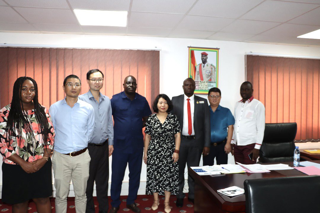 tiastguinea's tweet photo. Les dirigeants du Groupe Tiast (#Guinee ) ont rencontré le Directeur Général du Fonds National d'Insertion des Jeunes (#FONIJ ), Abdourahmane Baldé aujourd'hui, le 23 août 2022. https://t.co/CZ4OxuDw59