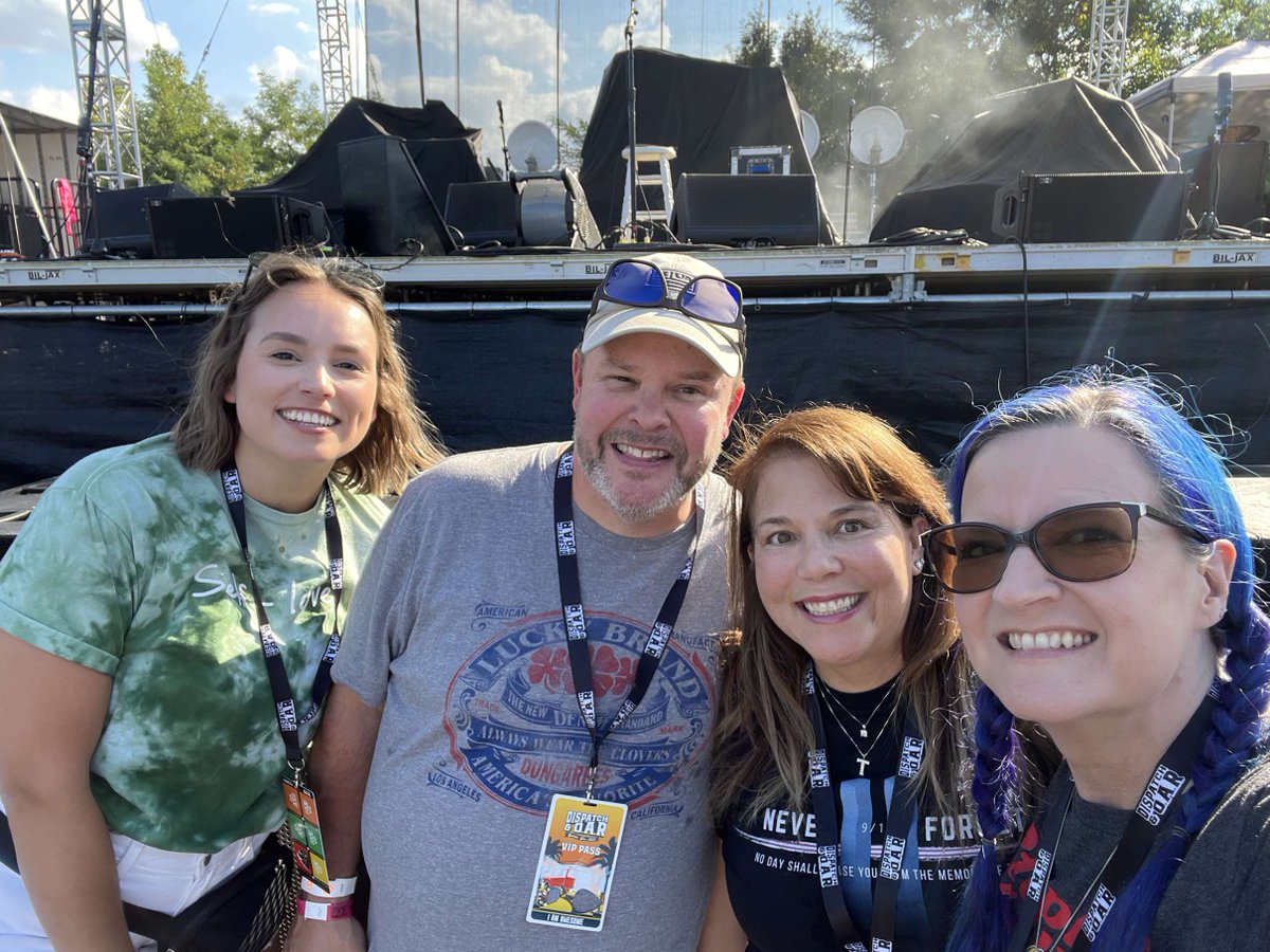akawaalien's tweet photo. Pre-show rail selfie. Show 84. Lewiston NY Artpark
#livemusic #concerts2022⠀
#OAR #ofarevolution #dispatchmusic⠀
@marcroberge @mikelparis @richard_on @ofarevolution @jonlampleymusic @jerrydepizzo @chrisculos @benjgershman @dispatchmusic https://t.co/s49jSBP8dv