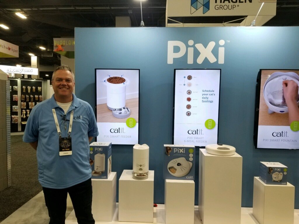 FIDO is checking out #Superzoo and ran into our friends #Pixi with <a href="/Catit/">Catit</a> ... We are hobnobbing with all the cool pups &amp; kitties who are attending as well 🐾👏🏻 .. Keep checking back for PUP dates!!
#leavnodogbehind