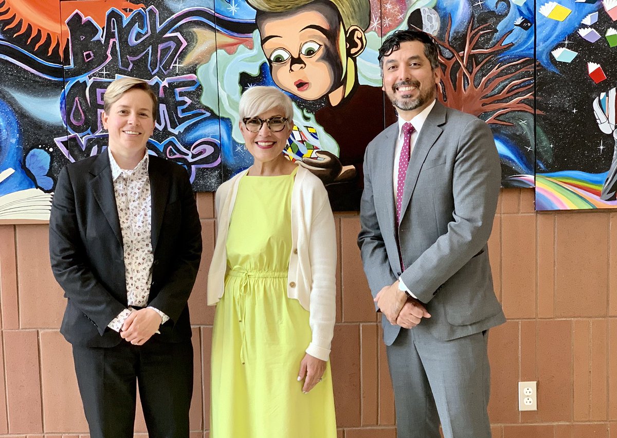 CpsLeaders's tweet photo. Go Bobcats x2! Dr. Tingwall spent the day with amazing school leaders on the SW side, @patriciabrekke, @APLaurel, &amp; AP Walker of @boycphs and Principal Varveris @JohnCBurroughs2. Teachers had their students engaged on Day 2! @Network8CPS @ChiPubSchools https://t.co/E8kDi5IlZb