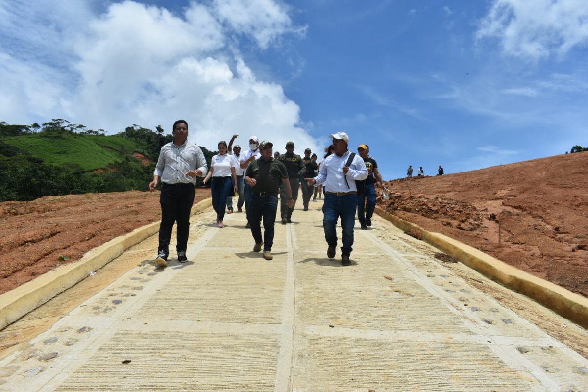 CarloSierras's tweet photo. Inauguración de 750mt lineales de placa huella entre las vereda de sacramento y cristalina alta, seguimos avanzando con vías para la paz gracias al gobierno nacional, ocad paz @jccamacho6410 @elviamejiafer @MilagroHg @Alcaldiafcion @petrogustavo @InviasOficial @RenovacionCo https://t.co/pY2olVBh7w
