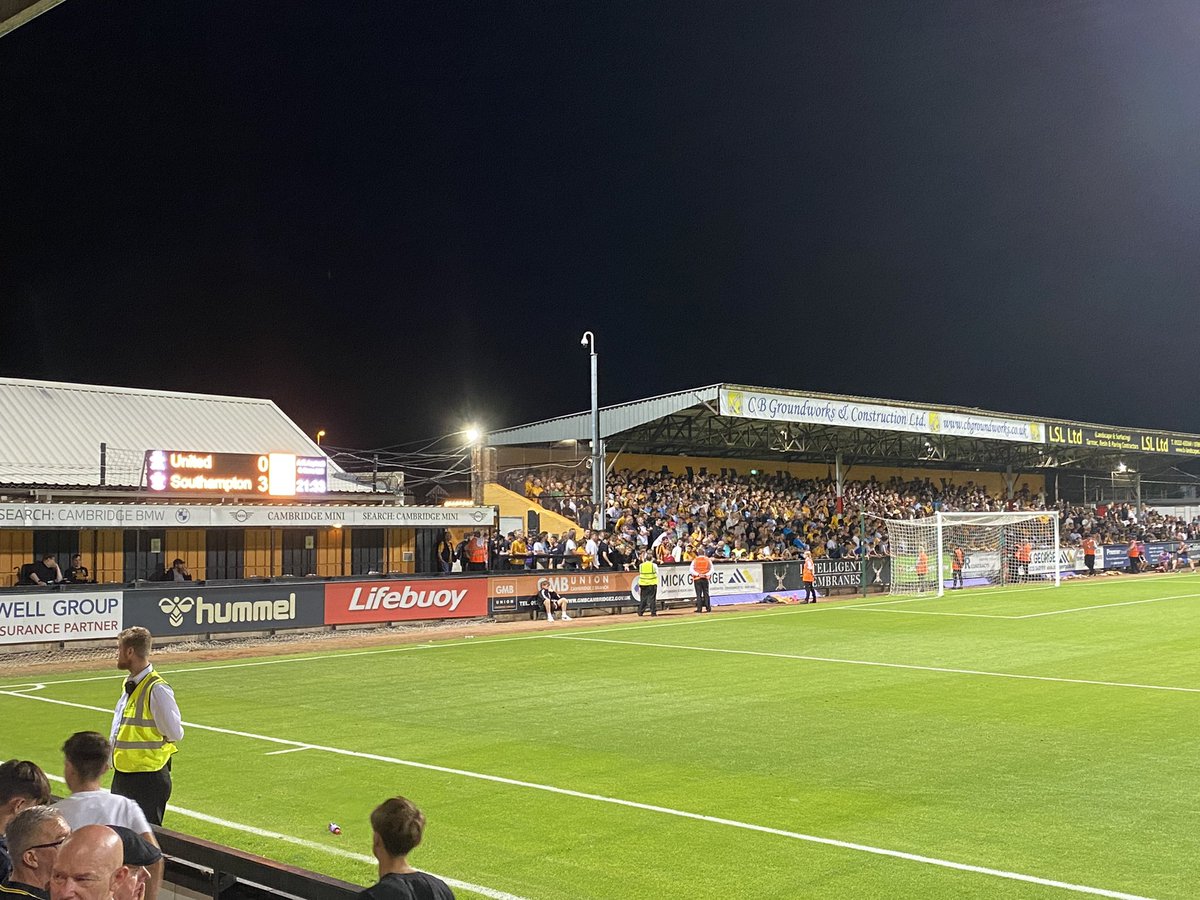 jvandermarck's tweet photo. De jaarlijkse voetbaltrip in Engeland - na drie jaar eindelijk weer - is van start gegaan met @CambridgeUtdFC 0-3 @SouthamptonFC. Volle bak, leuke sfeer, vermakelijke pot. Eerste gehad, nog vier te gaan. #camsou https://t.co/oJ1OUE6jX7