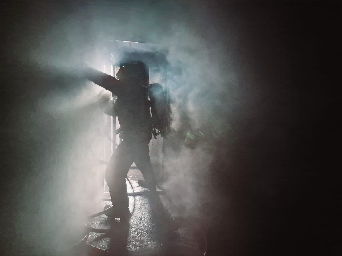 FortStation's tweet photo. We practiced BA & hose reel techniques during a simulated search & rescue exercise in a smoke (artificial) filled building tonight. This training keeps skills sharp in readiness for operational use!
Remember to test your smoke alarms!
#BAShuffle #TestItTuesday #WeAreSFRS https://t.co/DvJROx0kJY