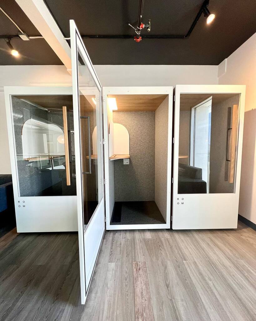 BLANKSPACES's tweet image. BLANKSPACES HOLLYWOOD:
Need to jump on a call? 📱 We have just the perfect phone booths.

#blankspaces #hollywood #sunsetblvd #coworkingspace #losangeles #phonebooth #soundbooth instagr.am/p/ChndAyNPy7l/