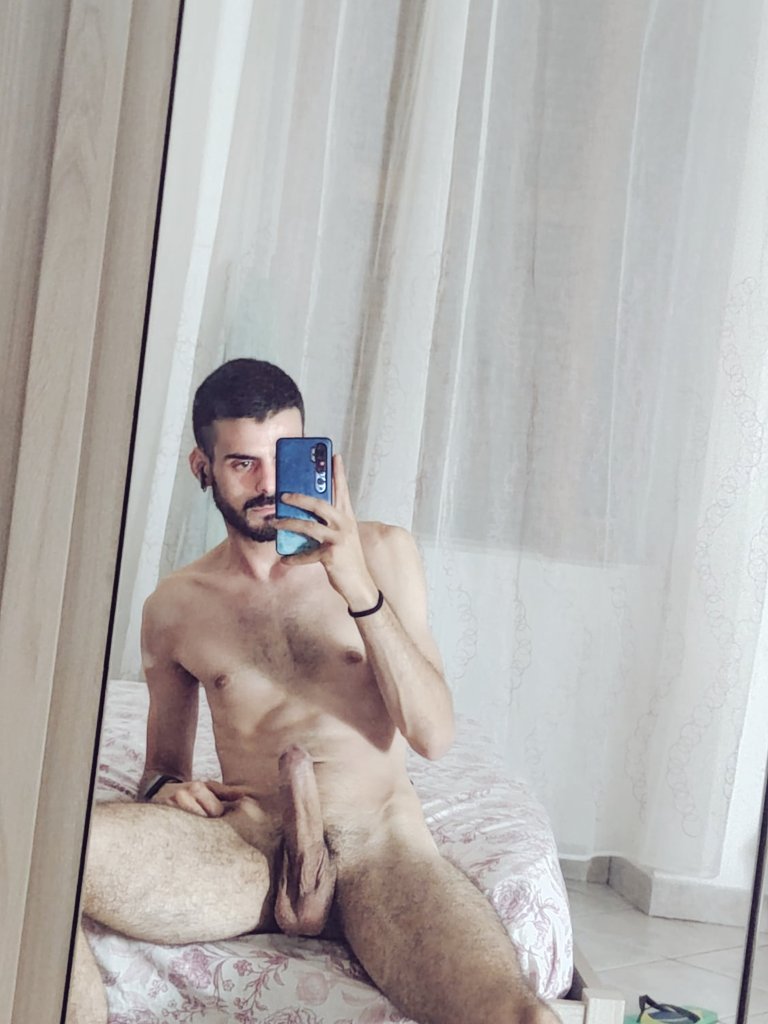 <a href="/itsdeanyoung/">Dean Young</a> Hii😈