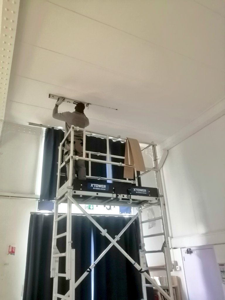 A_stlambert's tweet photo. 🔨Derniers travaux cet été avant l arrivée des élèves: tout l'éclairage du préau sera remplacé, refait!
De nouveaux luminaires, fixés au plafond,  évitant les néons qui pendent, permettront un éclairage + lumineux et empêcheront les risques de collisions de ballon pdt le sport😉 https://t.co/Yxrpk7X0hi