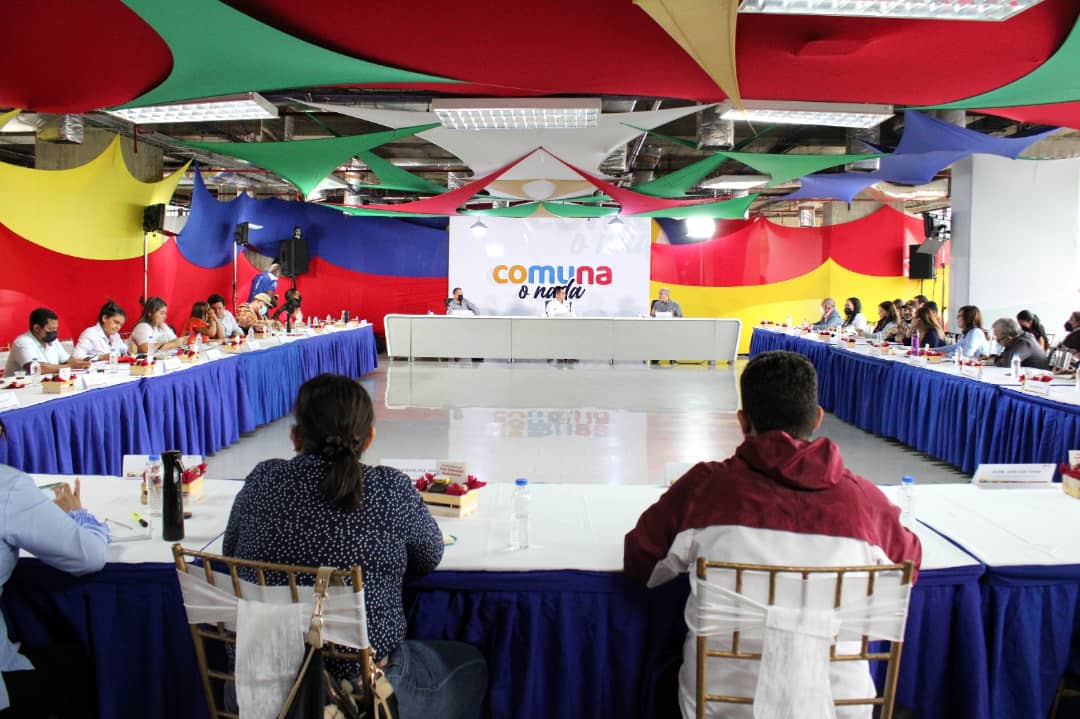 Como todas las semanas, sostuvimos nuestra acostumbrada reunión de la Vice Social, en la sede del Ministerio del Poder Popular para las Comunas y Movimientos Sociales. 

Seguimos trabajando! 

<a href="/NicolasMaduro/">Nicolás Maduro</a>  <a href="/ViceSocialT_ve/">Vice Social y Territorial</a>