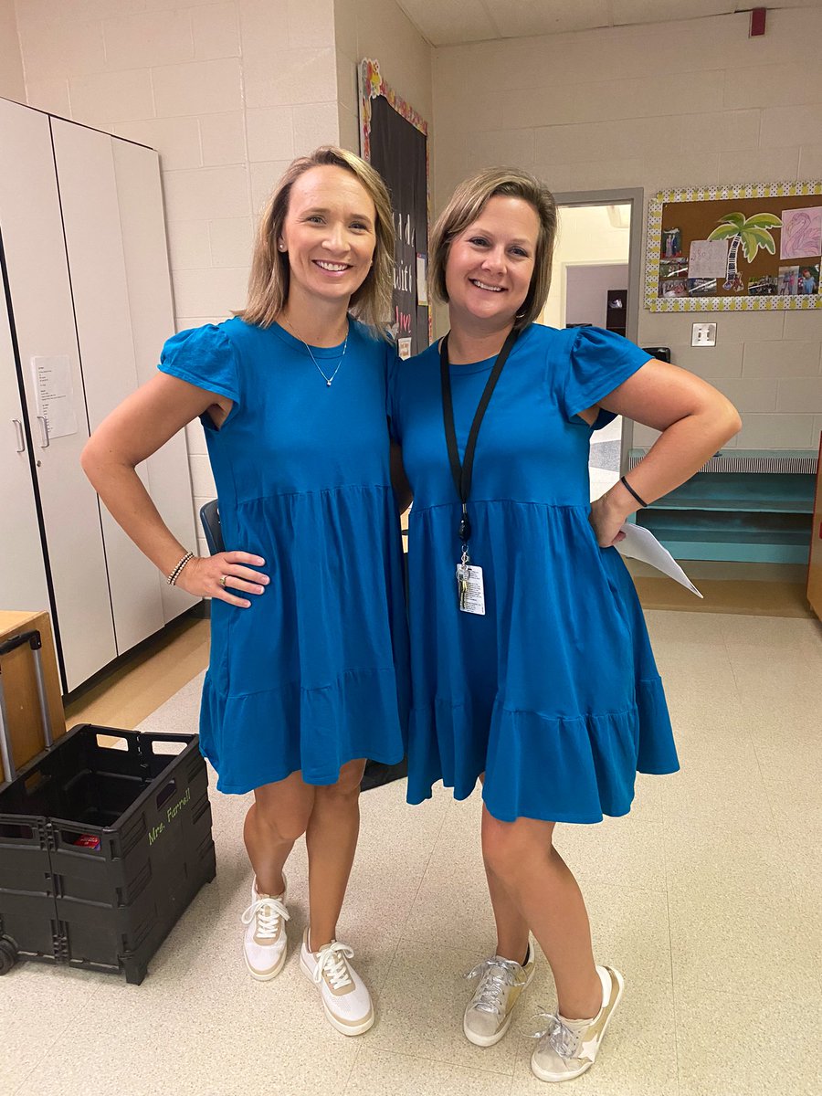 MustangsMorris's tweet photo. Unplanned twinning with your teammate is the best surprise! ❤️❤️❤️ @Midway_Mustangs https://t.co/Gf16KcxhHy