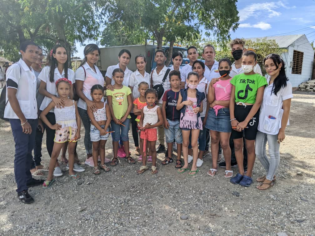ucm_feugtmo's tweet photo. Volvimos al #10CongresoFEU‼️💯
Nuestros muchachos reanudaron  actividades en el municipio San Antonio del Sur🤩, espacio para la construcción colectiva y debate de la futura integración de nuestra organización con la comunidad.
👏🏻... seguimos #RevolucionandoLaFEU✊❤️

@FeuCuba https://t.co/Y00m3TFkBu