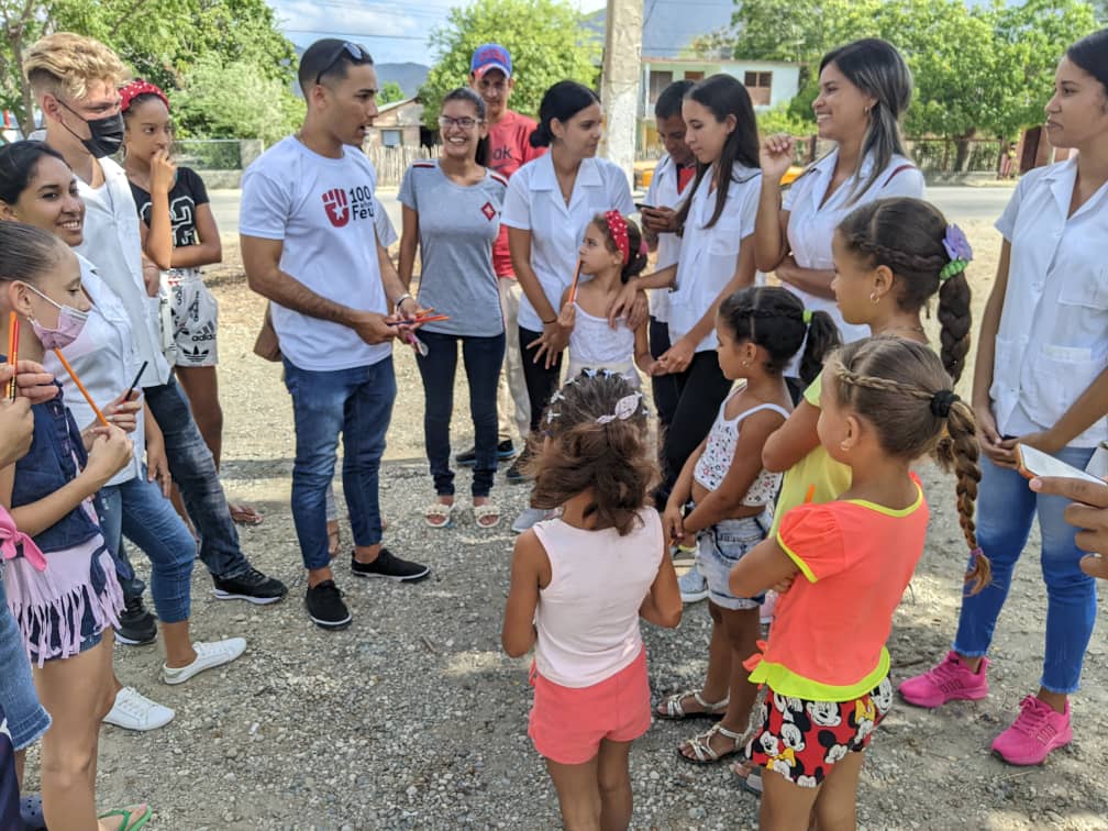 ucm_feugtmo's tweet photo. Volvimos al #10CongresoFEU‼️💯
Nuestros muchachos reanudaron  actividades en el municipio San Antonio del Sur🤩, espacio para la construcción colectiva y debate de la futura integración de nuestra organización con la comunidad.
👏🏻... seguimos #RevolucionandoLaFEU✊❤️

@FeuCuba https://t.co/Y00m3TFkBu