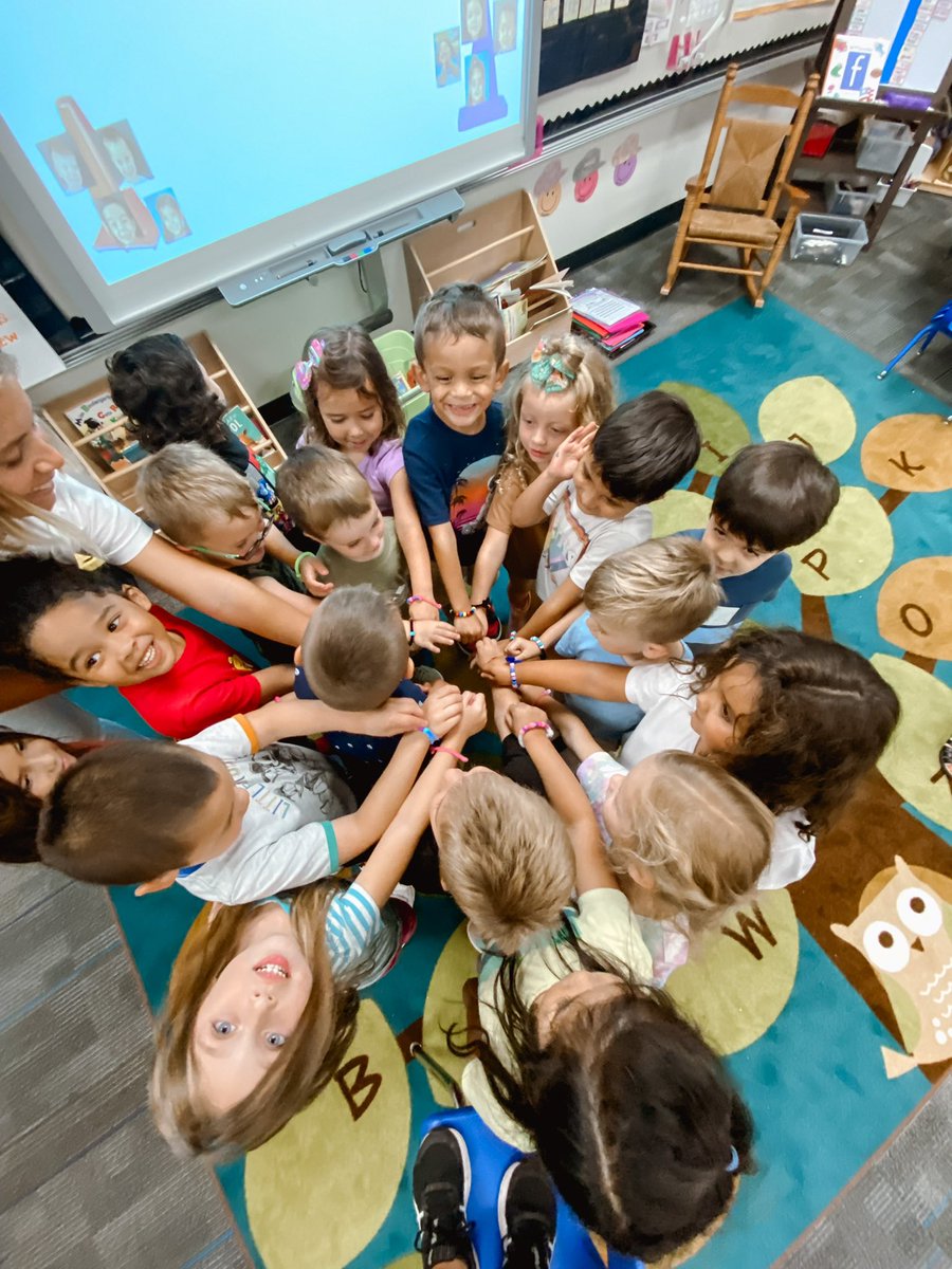 qcusd_preschool's tweet photo. Bracelets for days! How cute to learn about patterns by making a bracelet! Thanks #OrigoMath for such fun ideas! #qcleads #chooseqcusd #qce #preschool https://t.co/UE8zCRm8gu