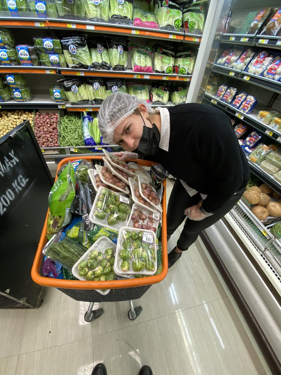 luisapizzuto's tweet photo. ¡ESTAMOS DE HUELGA! 
Trabajando en el súper vi lo que se saca y se desperdicia cada tres días en los superes de la cdmx, que tristeza el desperdicio de comida habiendo tanta gente que lo necesita. https://t.co/5PC2pKqdo5