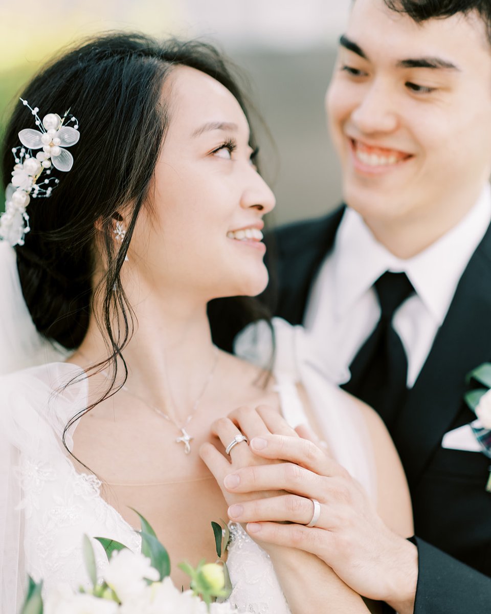ChristyKmakeup's tweet photo. Love is in the air 
Venue: @hyattlakewash
Tuxedos: @menssuitwarehouse
Wedding dress: @bridetobebridal @rikidalal_official
Florals: @_claralam_
Shoes: @bellabelleshoes
Rings: @robbinsbrothers
Photography: @michelliafineimagery
Videography: @michelliafineimagery
Necklace: @michelli https://t.co/vJCSkVRnuo