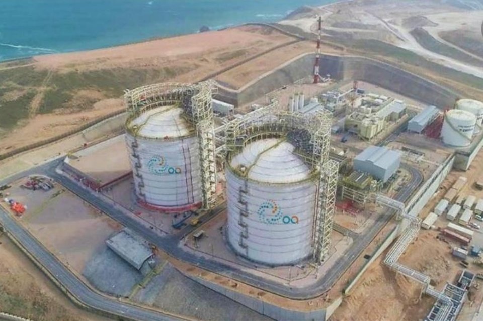 مع قرب احتفال سلطنة عُمان بعيدها الوطني 52 المجيد الذي يصادف ١٨ نوفمبر القادم.. سوف نشهد افتتاح اكثر من 20 مشروعاً وطنياً..
1) متحف عمان عبر الزمان.
2) مصفاة الدقم.
3) منفذ اسود الحدودي الجديد مع الامارات. 
4) مشروع صلالة الامونيا.
 يتبع