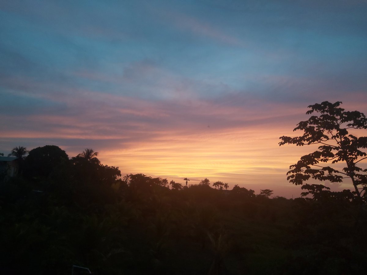 FaithMd251's tweet photo. To me the most beautiful thing about a sunset is  the hope that I'll see another sunrise.... I'm hidden somewhere in this pic .... #findingwaldo #findingFaith #greedy #alwayswantingmore #CTSCollegeTT @CTSCollegeTT https://t.co/0swkkRtQPH