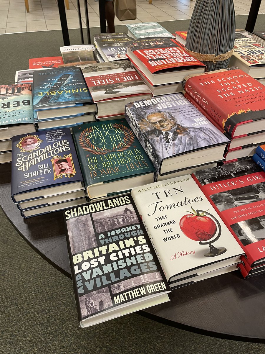 yashin19's tweet photo. @drmatthewgreen featured prominently at Barnes &amp; Noble 5th Avenue - by the door! https://t.co/WHn9ZI4eus